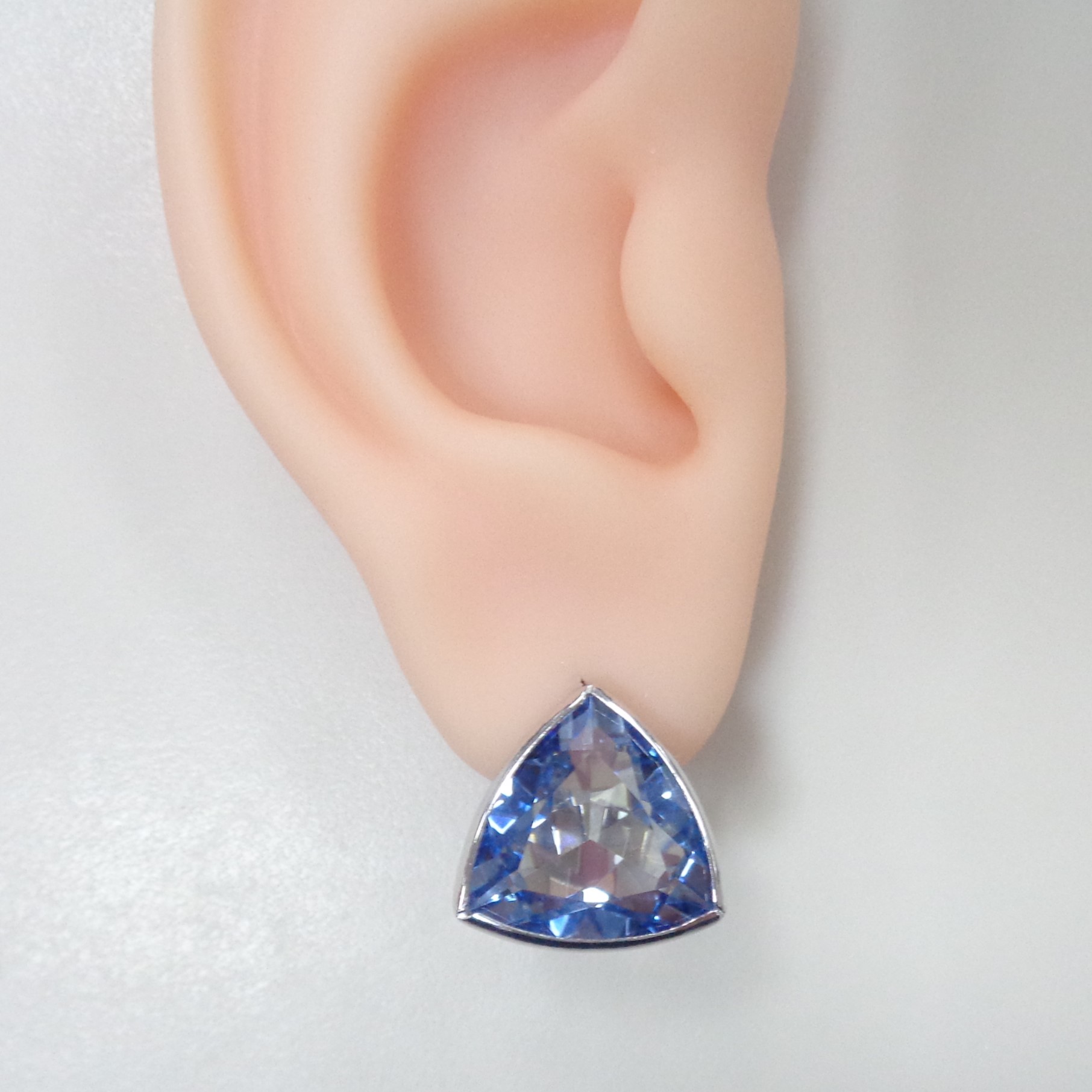 Серебряные серьги с синим горным хрустале